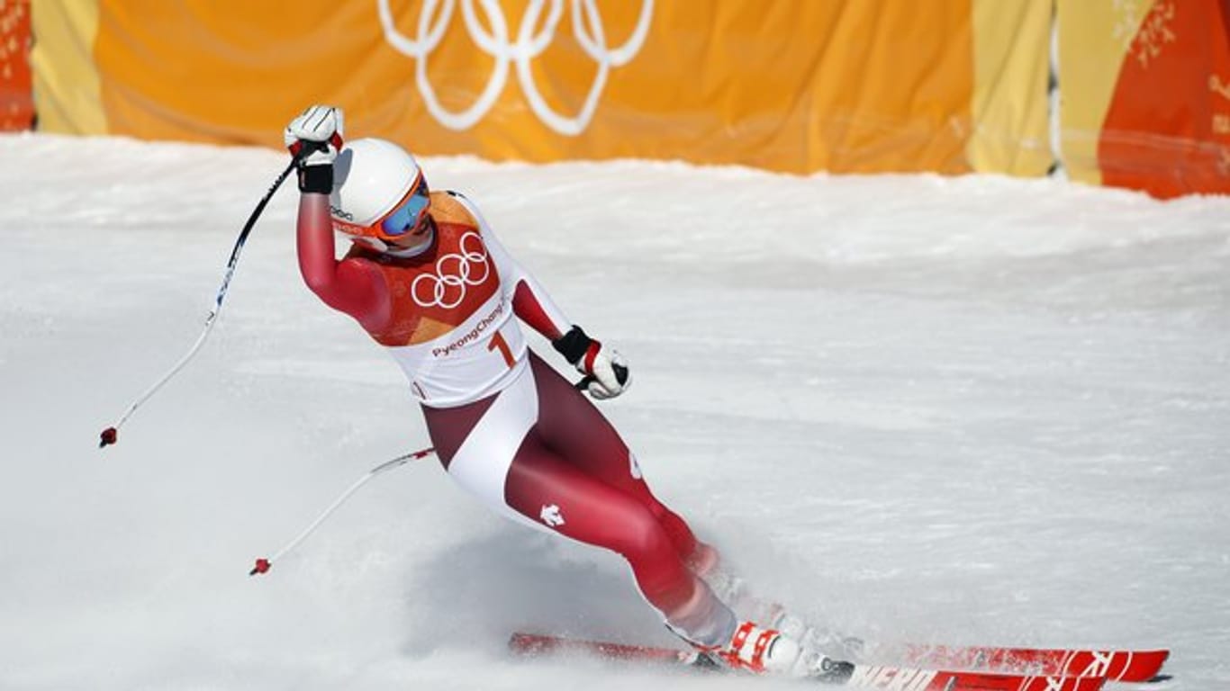 Michelle Gisin aus der Schweiz feiert im Zielbereich ihren Olympia-Erfolg.