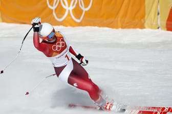Michelle Gisin aus der Schweiz feiert im Zielbereich ihren Olympia-Erfolg.