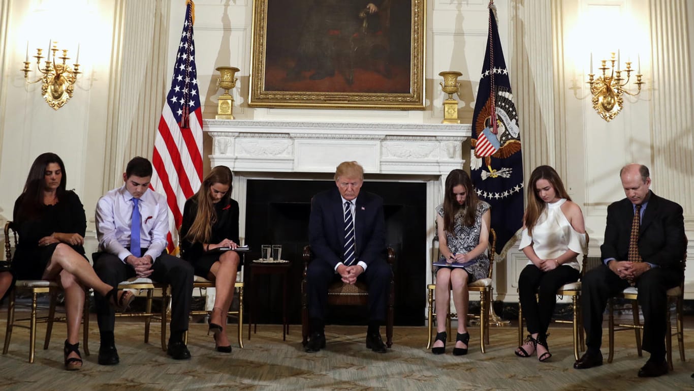 US-Präsident Donald Trump und Überlebende des Amoklaufs von Parkland, Florida, beten gemeinsam im Weißen Haus. Gebete reichen den Schülern jedoch nicht – sie fordern Reformen des Waffenrechts.