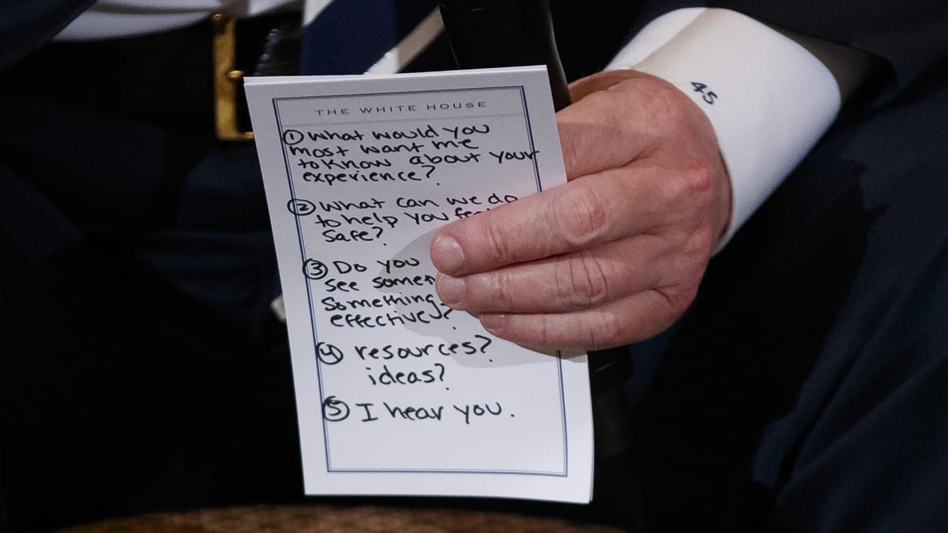 US-Präsident Trump hält während des Treffens im Weißen Haus mit Überlebenden und Angehörigen eines Schulmassakers in Florida einen Zettel mit Notizen.