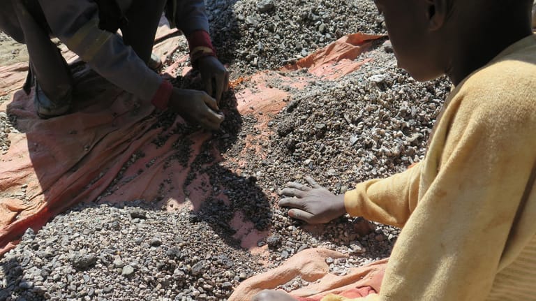 Kinderarbeit für wertvolle Rohstoffe: Ein 13-Jährger sortiert im Kongo Steine, die Kobalt enthalten.