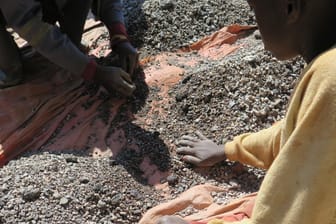 Kinderarbeit für wertvolle Rohstoffe: Ein 13-Jährger sortiert im Kongo Steine, die Kobalt enthalten.