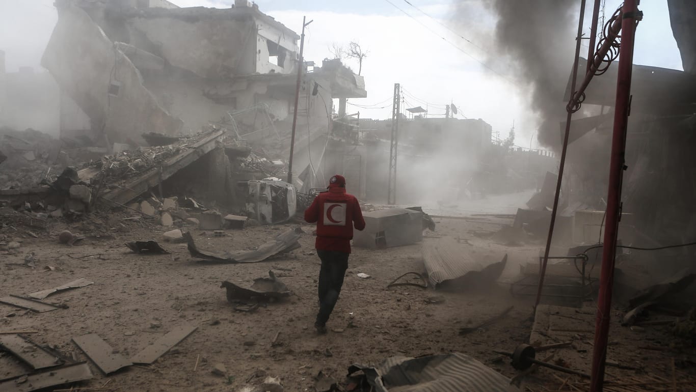 Heftigste Angriffe seit Beginn des Krieges: Ein Mitarbeiter der Organisation Syrischer Roter Halbmond geht durch ein Viertel der Stadt im syrischen Rebellengebiet Ost-Ghuta nahe Damaskus.