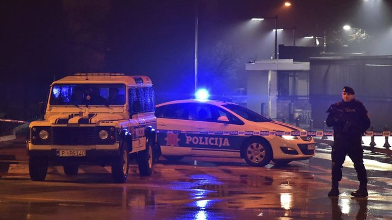 Einsatzkräfte der Polizei sichern die Umgebung der US-Botschaft in Montenegros Hauptstadt Podgorica.