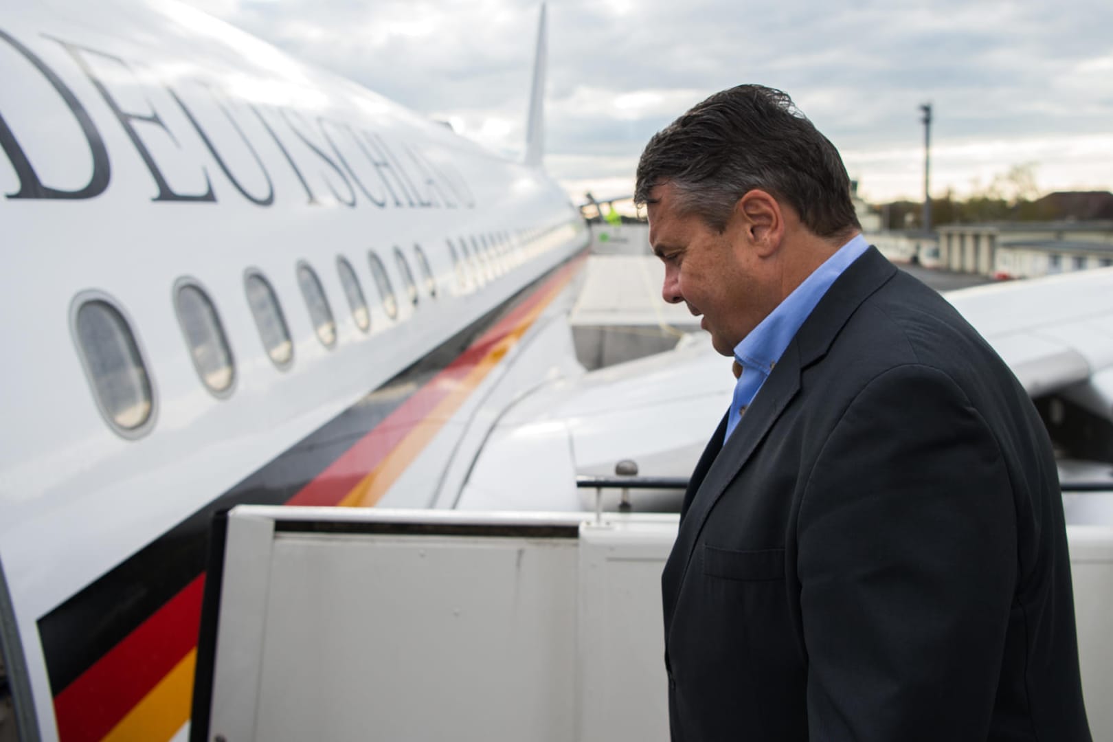 Immer unterwegs, in den Augen mancher Kritiker oft auch in eigener Sache: Sigmar Gabriel (SPD) besteigt eine Maschine der Flugbereitschaft der Bundeswehr.