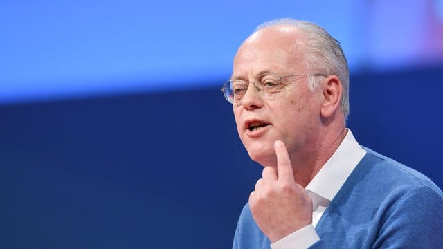 Nach Scharpings Einschätzung ist Lage der SPD "so ernst wie noch nie in der Bundesrepublik". Nach Scharpings Einschätzung ist Lage der SPD "so ernst wie noch nie in der Bundesrepublik".