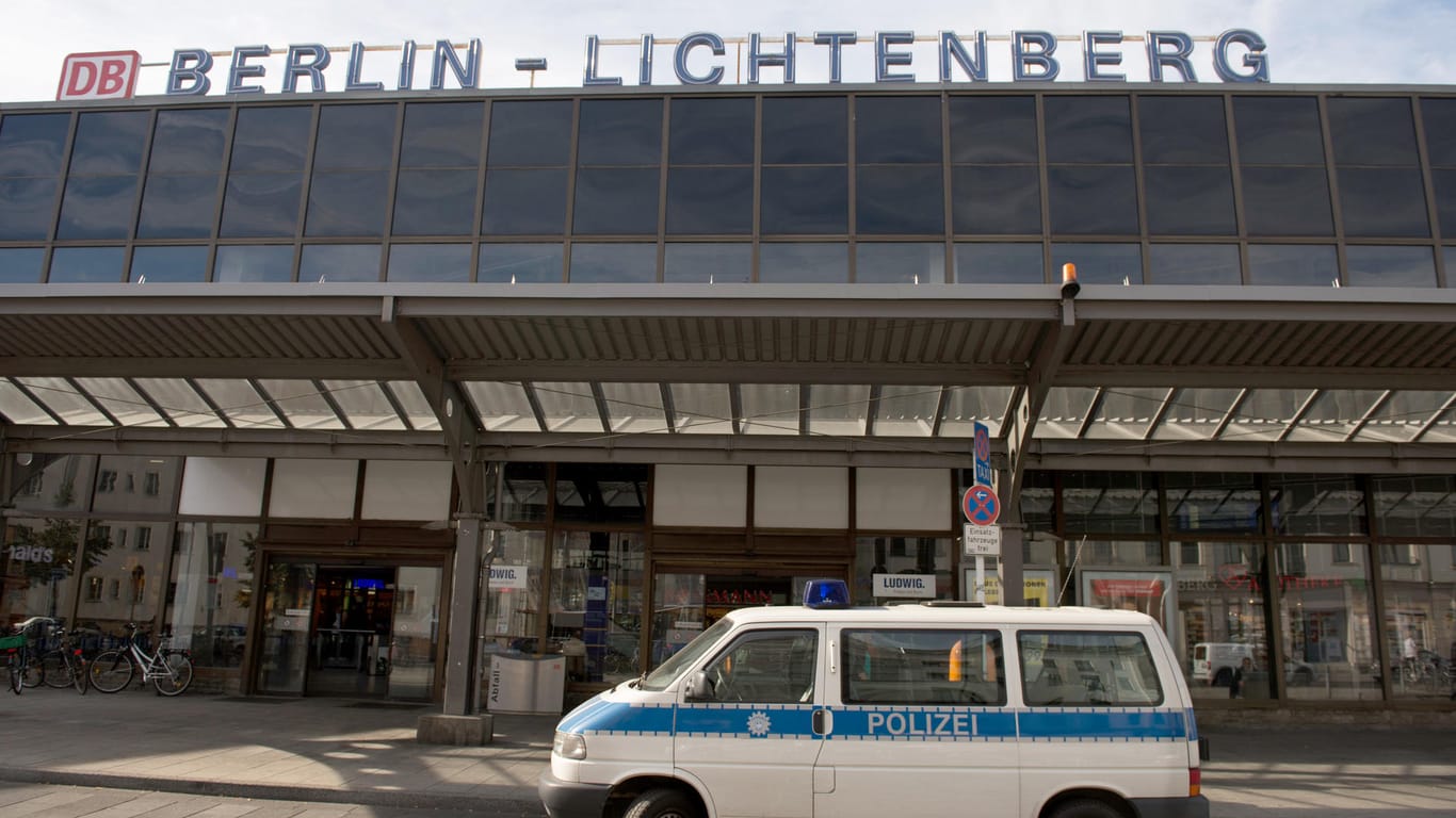 Ein Polizeiwagen vor dem Bahnhof Berlin-Lichtenberg: in der Nähe des Bahnhofs wurde eine Leiche gefunden.