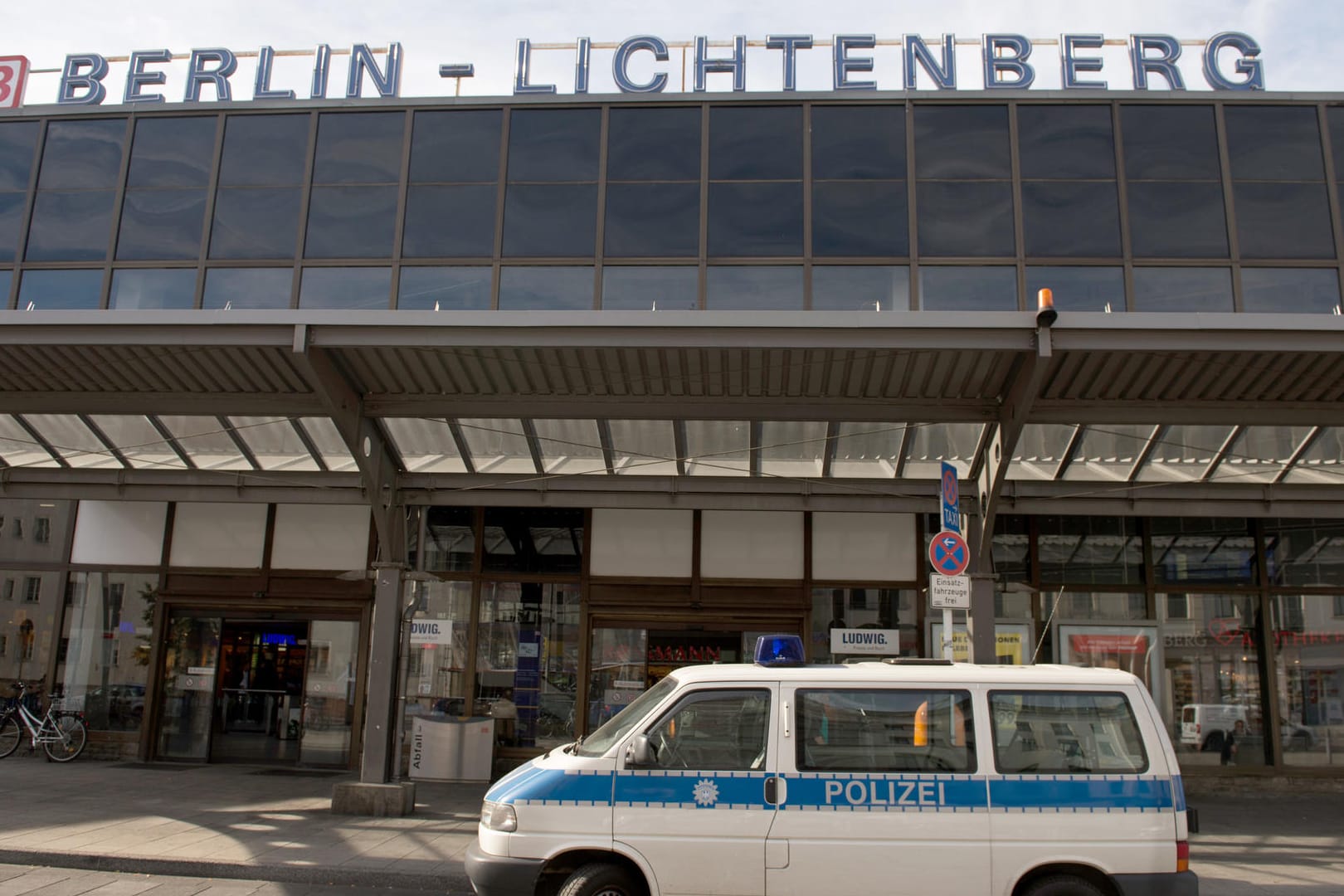 Ein Polizeiwagen vor dem Bahnhof Berlin-Lichtenberg: in der Nähe des Bahnhofs wurde eine Leiche gefunden.