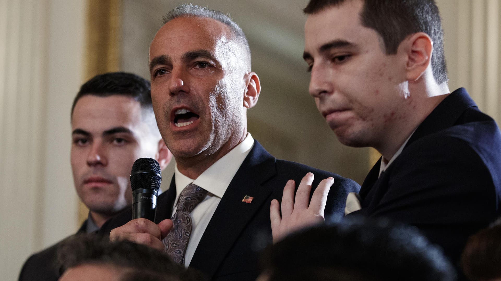 Andrew Pollack, der Vater des ermordeten Meadow Jade Pollack, Schüler der Marjory Stoneman Douglas High School, spricht neben seinen Söhnen beim Treffen mit Trump.