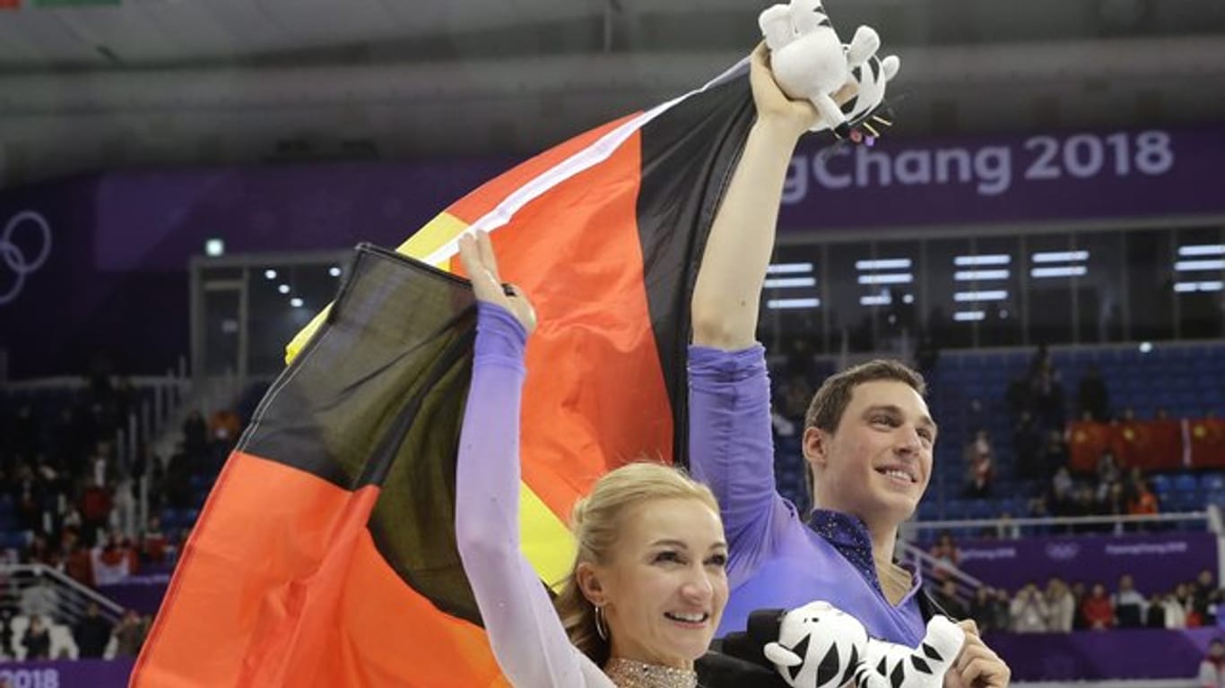 Aljona Savchenko und Bruno Massot feiern ihren Olympiasieg im Paarlauf.