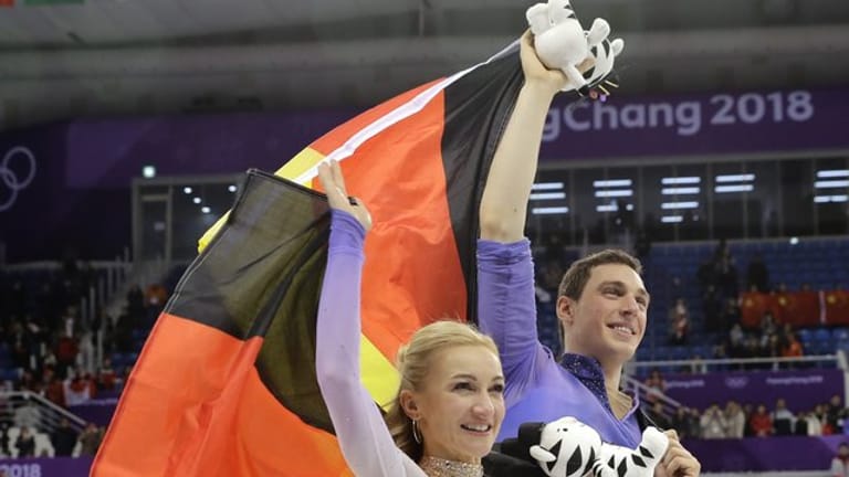 Aljona Savchenko und Bruno Massot feiern ihren Olympiasieg im Paarlauf.