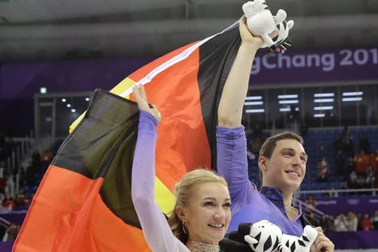 Aljona Savchenko und Bruno Massot feiern ihren Olympiasieg im Paarlauf.