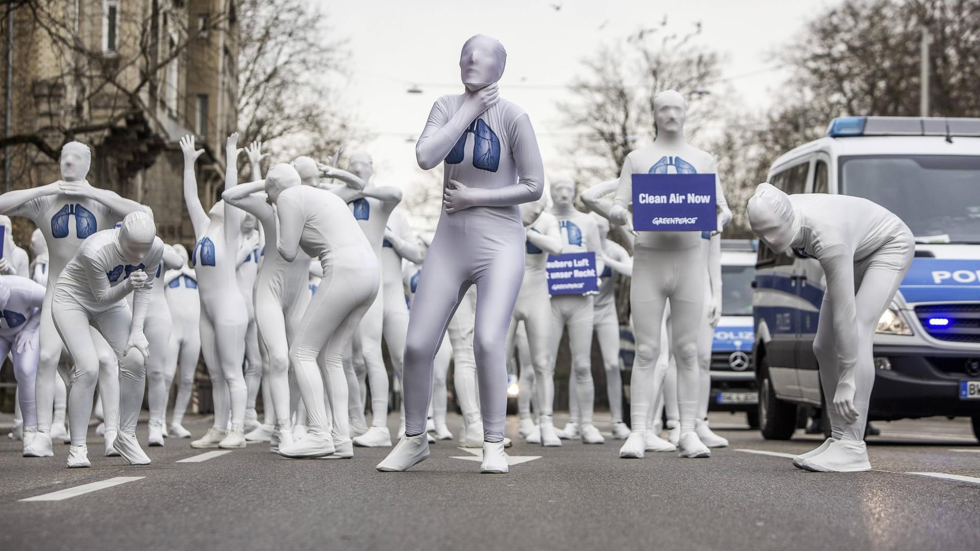 Demo der Umweltorganisation Greenpeace in Stuttgart: Feinstaub-Alarm durch Dieselabgase