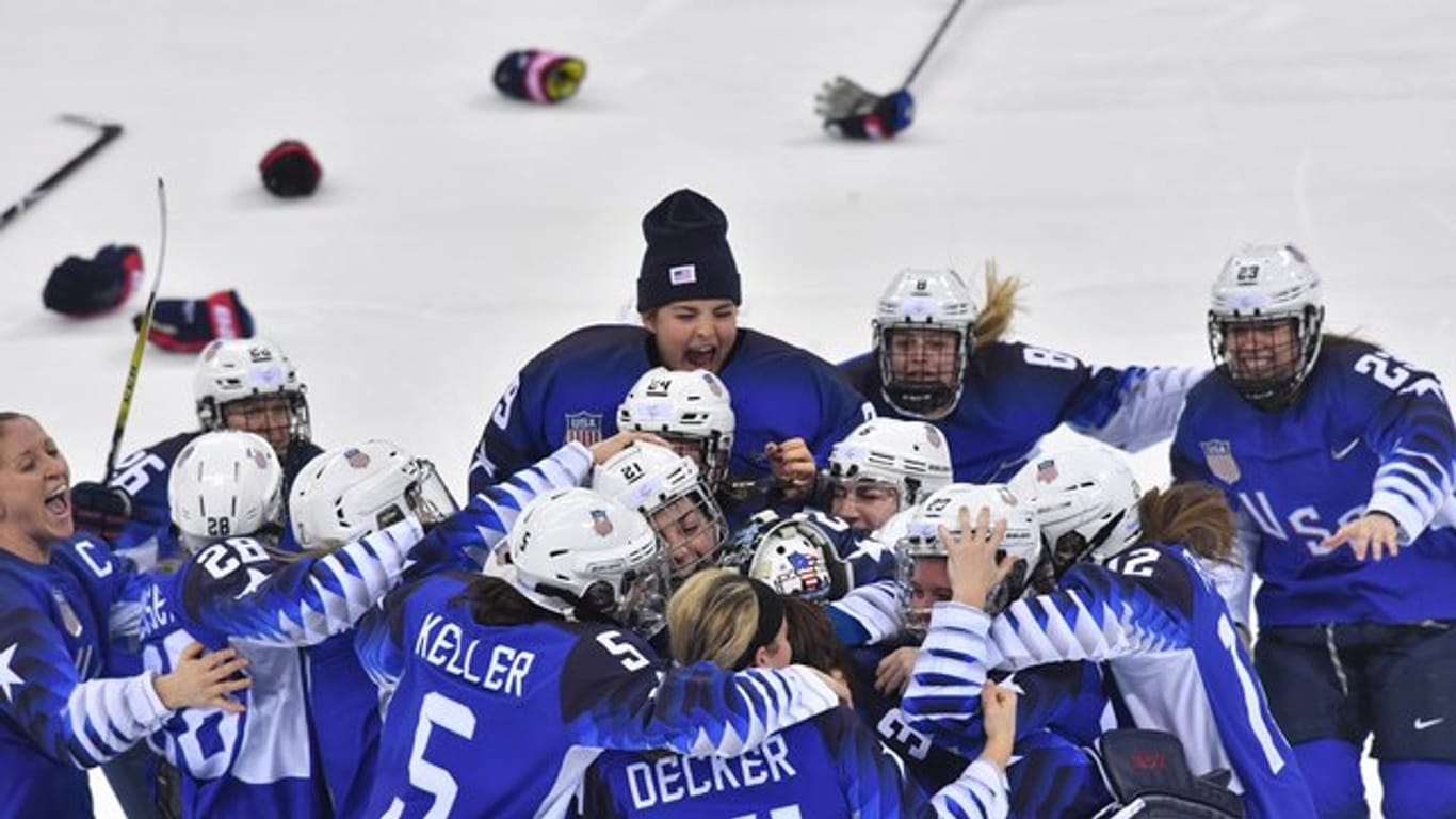 Die Eishockey-Spielerinnen aus den USA feiern ausgelassen ihren Sieg über Kanada im Olympia-Finale.
