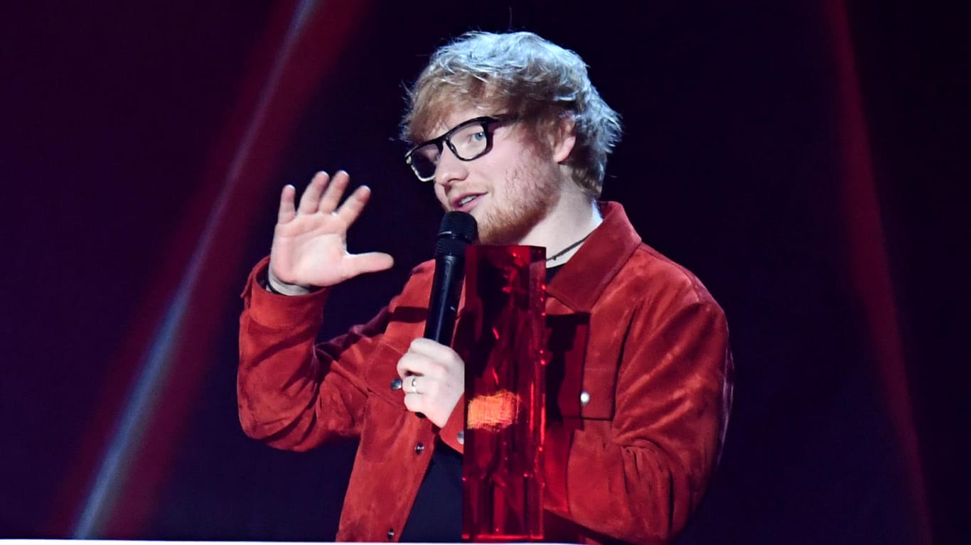Ed Sheeran nimmt bei den Brit Awards 2018 die Auszeichnung für «Global Success». Diese stand jedoch schon vorher fest.
