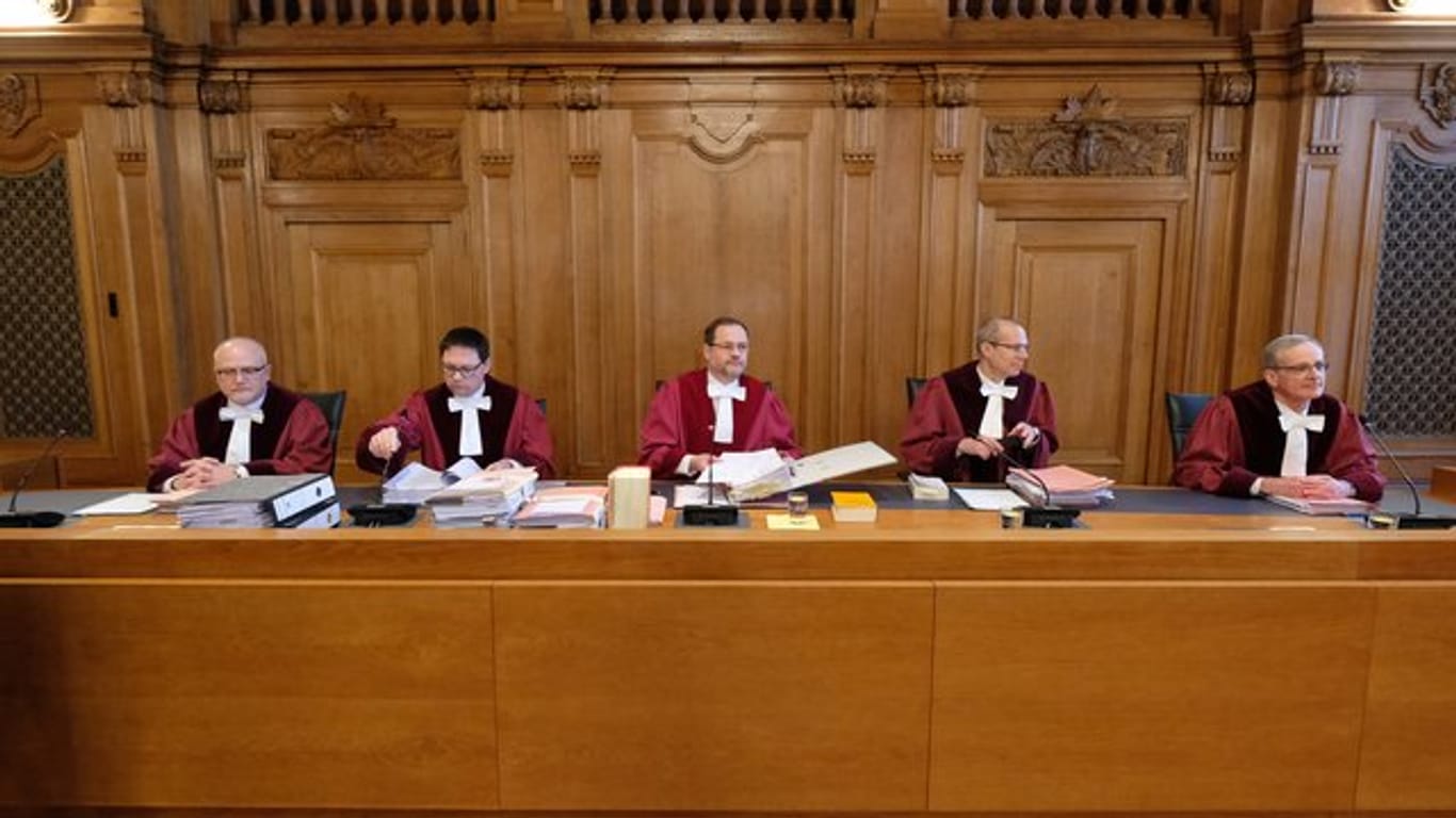 Der vorsitzende Richter am Bundesverwaltungsgericht, Andreas Korbmacher, mit Kollegen auf der Richterbank.