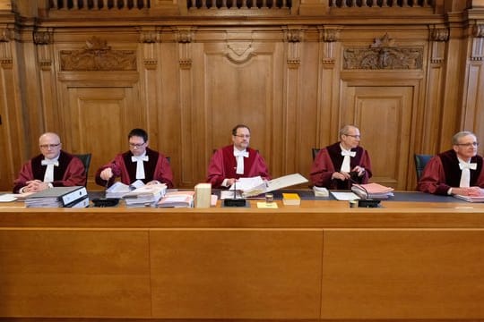 Der vorsitzende Richter am Bundesverwaltungsgericht, Andreas Korbmacher, mit Kollegen auf der Richterbank.