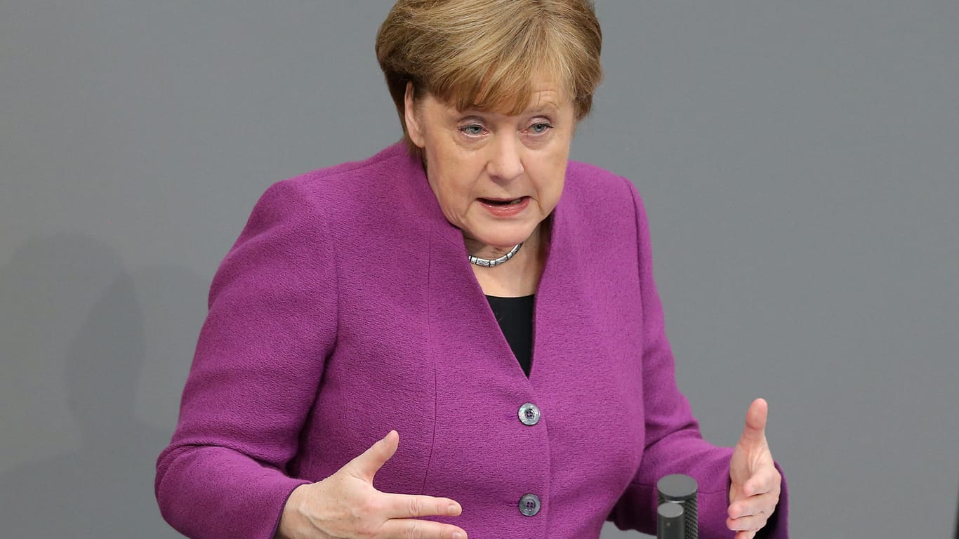 Bundeskanzlerin Angela Merkel (CDU) spricht im Deutschen Bundestag und gibt eine Regierungserklärung zum informellen Europäischen Rat ab.