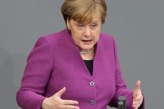 Bundeskanzlerin Angela Merkel (CDU) spricht im Deutschen Bundestag und gibt eine Regierungserklärung zum informellen Europäischen Rat ab.