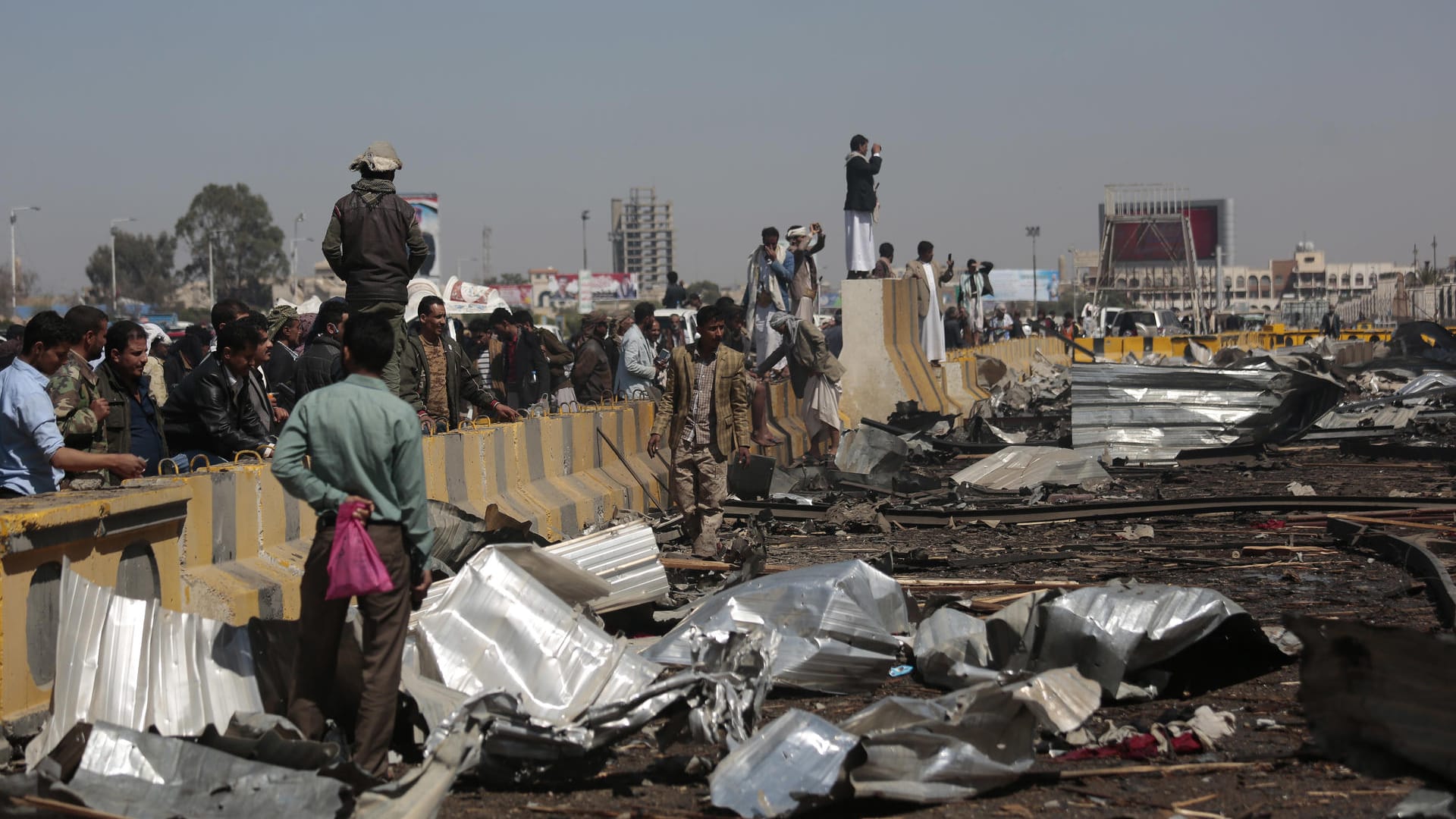 Jemen-Krieg: Jemeniten schauen sich in der Hauptstadt Sanaa die Einschlagstelle einer Rakete an, die die saudische Luftwaffe abgefeuert hat.