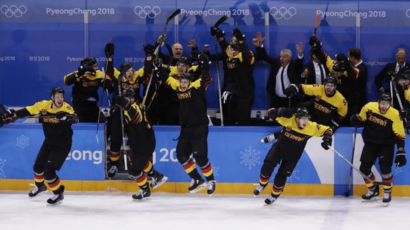 Die deutschen Eishockey-Spieler stürmen nach dem Sieg gegen Schweden auf das Eis.