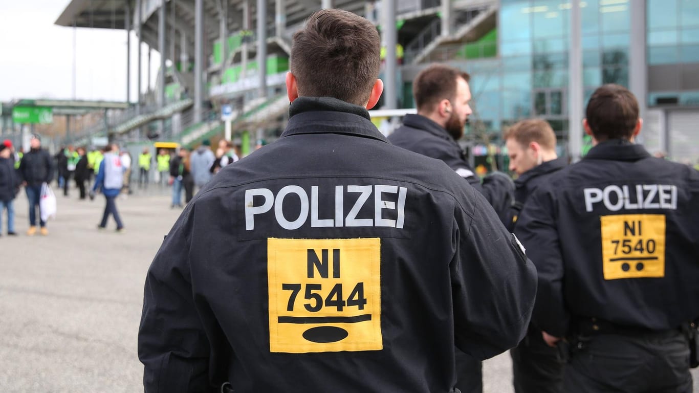 Einsatzkräfte beim Bundesligaspiel Wolfsburg - Bayern: Die Polizeigewerkschaft fordert nun von der DFL.