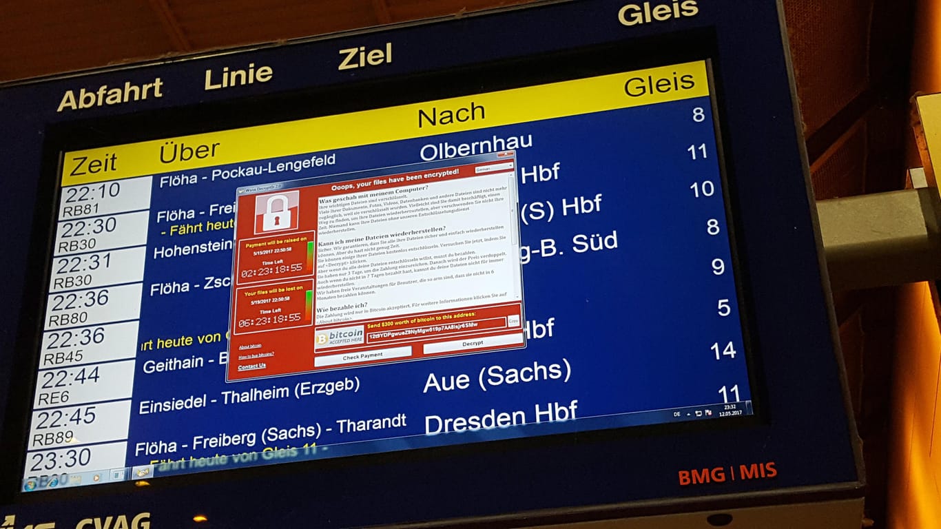 Ein Virenschutzprogramm auf der digitalen Fahrplananzeige der Deutschen Bahn: Möglicherweise haben Cyber-Attacken global stark zugenommen.