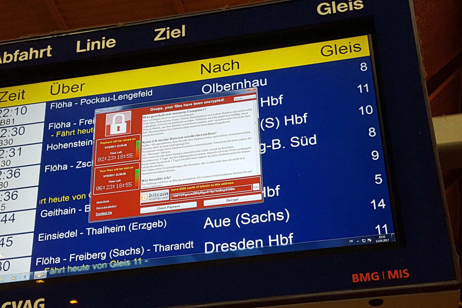 Ein Virenschutzprogramm auf der digitalen Fahrplananzeige der Deutschen Bahn: Möglicherweise haben Cyber-Attacken global stark zugenommen.