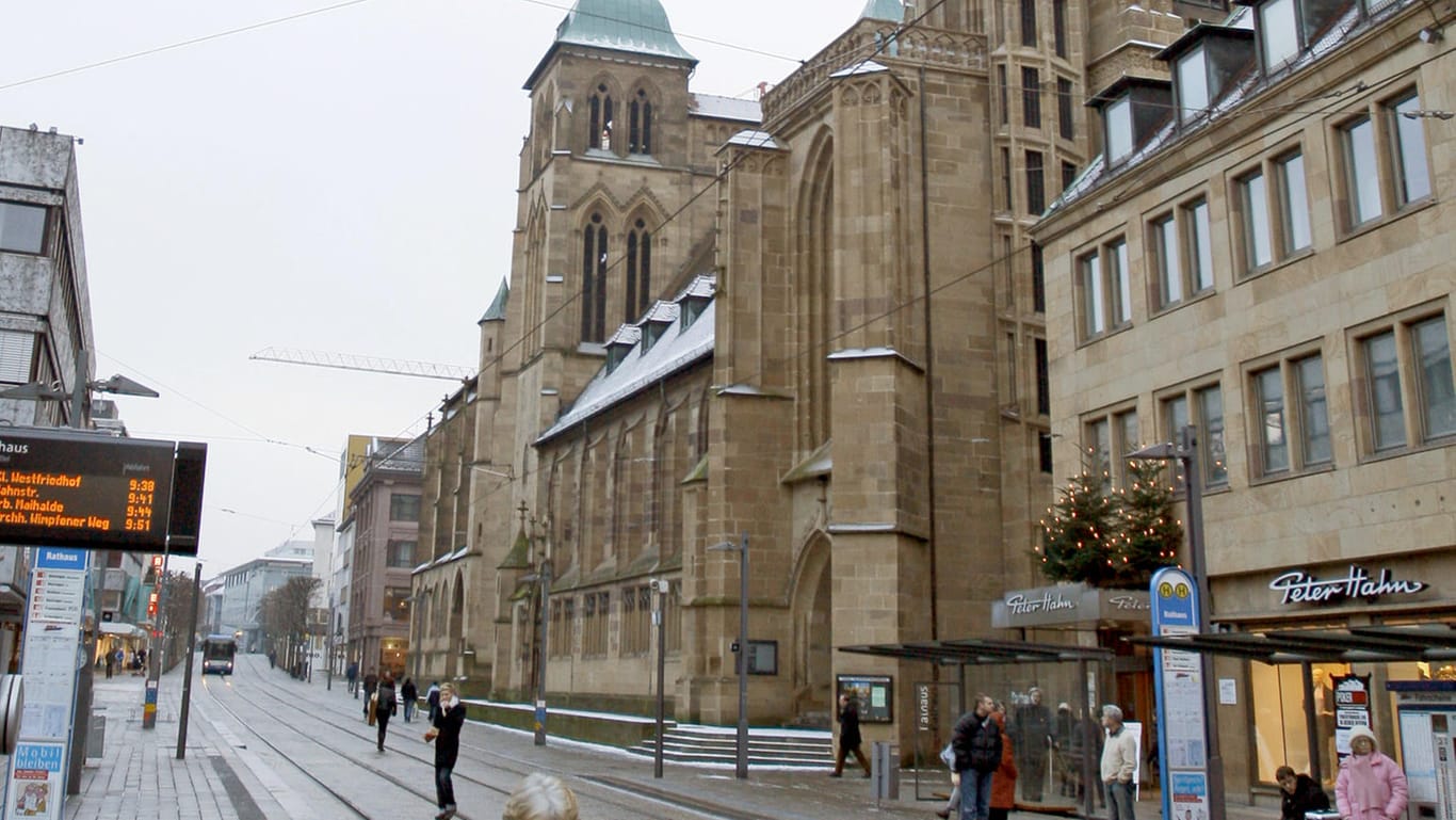 Vor der Kilianskirche in Heilbronn attackierte ein 70 Jahre alter Deutsch-Russe drei Flüchtlinge mit einem Messer. Die Behörden gerieten wegen ihres Umgangs mit dem Angriff in die Kritik.