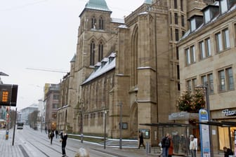 Vor der Kilianskirche in Heilbronn attackierte ein 70 Jahre alter Deutsch-Russe drei Flüchtlinge mit einem Messer. Die Behörden gerieten wegen ihres Umgangs mit dem Angriff in die Kritik.