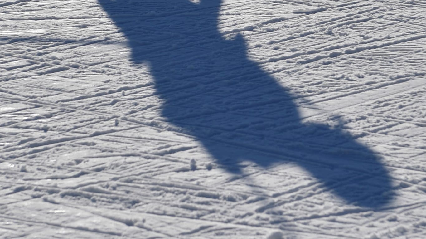 Olympia 2018: Der Schatten eines Sportlers auf dem Schnee.