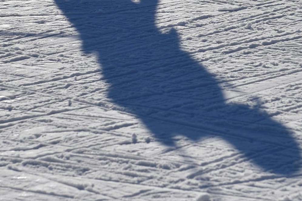 Olympia 2018: Der Schatten eines Sportlers auf dem Schnee.
