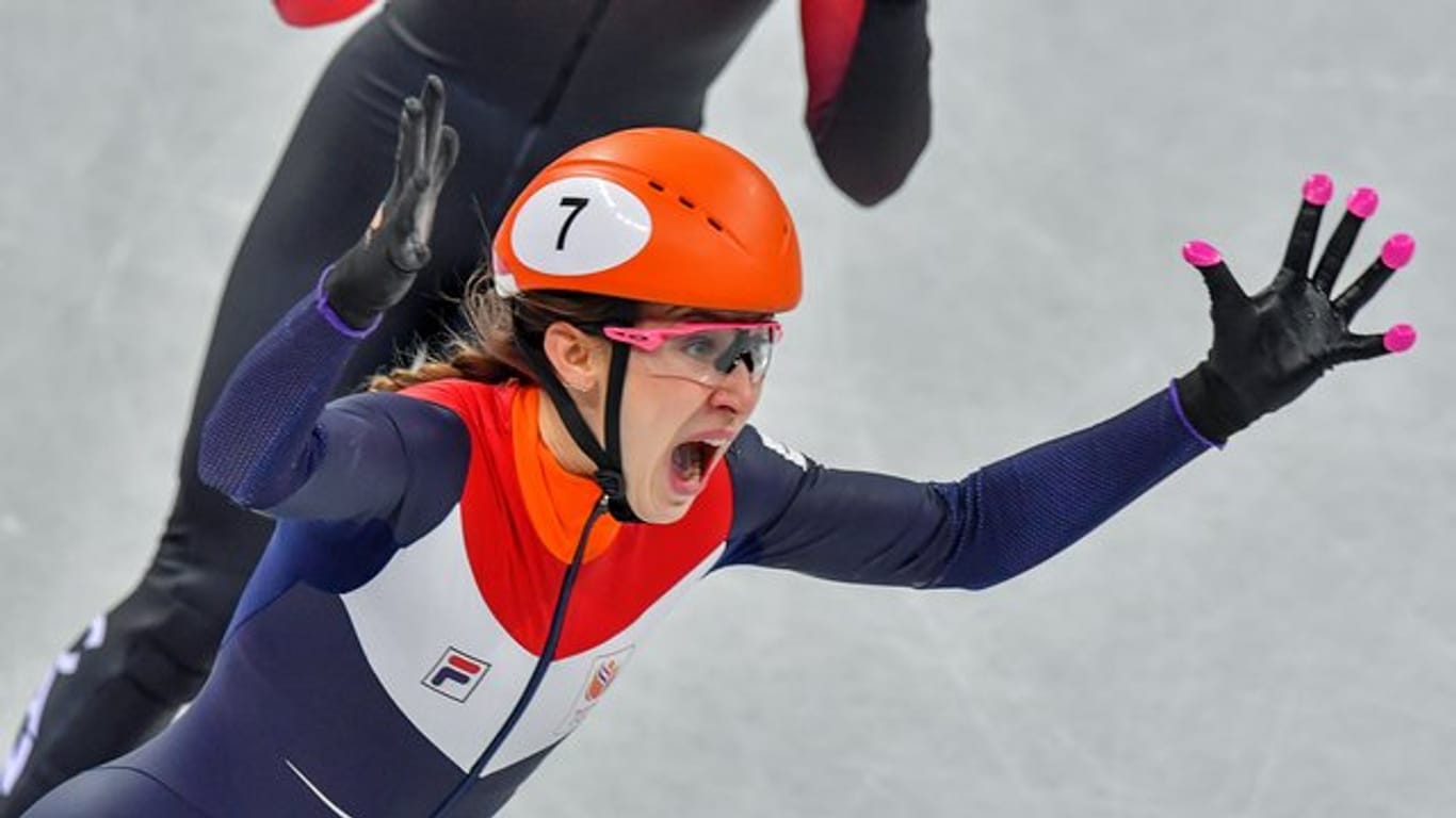 Suzanne Schulting aus den Niederlanden jubelt über die Goldmedaille.