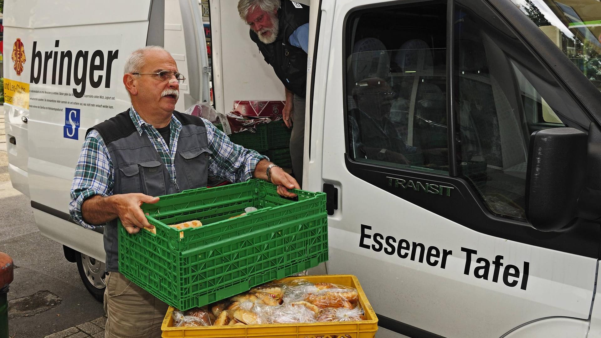 In der Diskussion: Die Essener Tafel nimmt derzeit keine Ausländer mehr auf. Hier laden Helfer auf einem Archivfoto Lebensmittel aus.