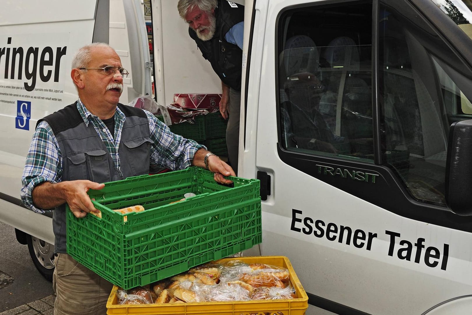 In der Diskussion: Die Essener Tafel nimmt derzeit keine Ausländer mehr auf. Hier laden Helfer auf einem Archivfoto Lebensmittel aus.