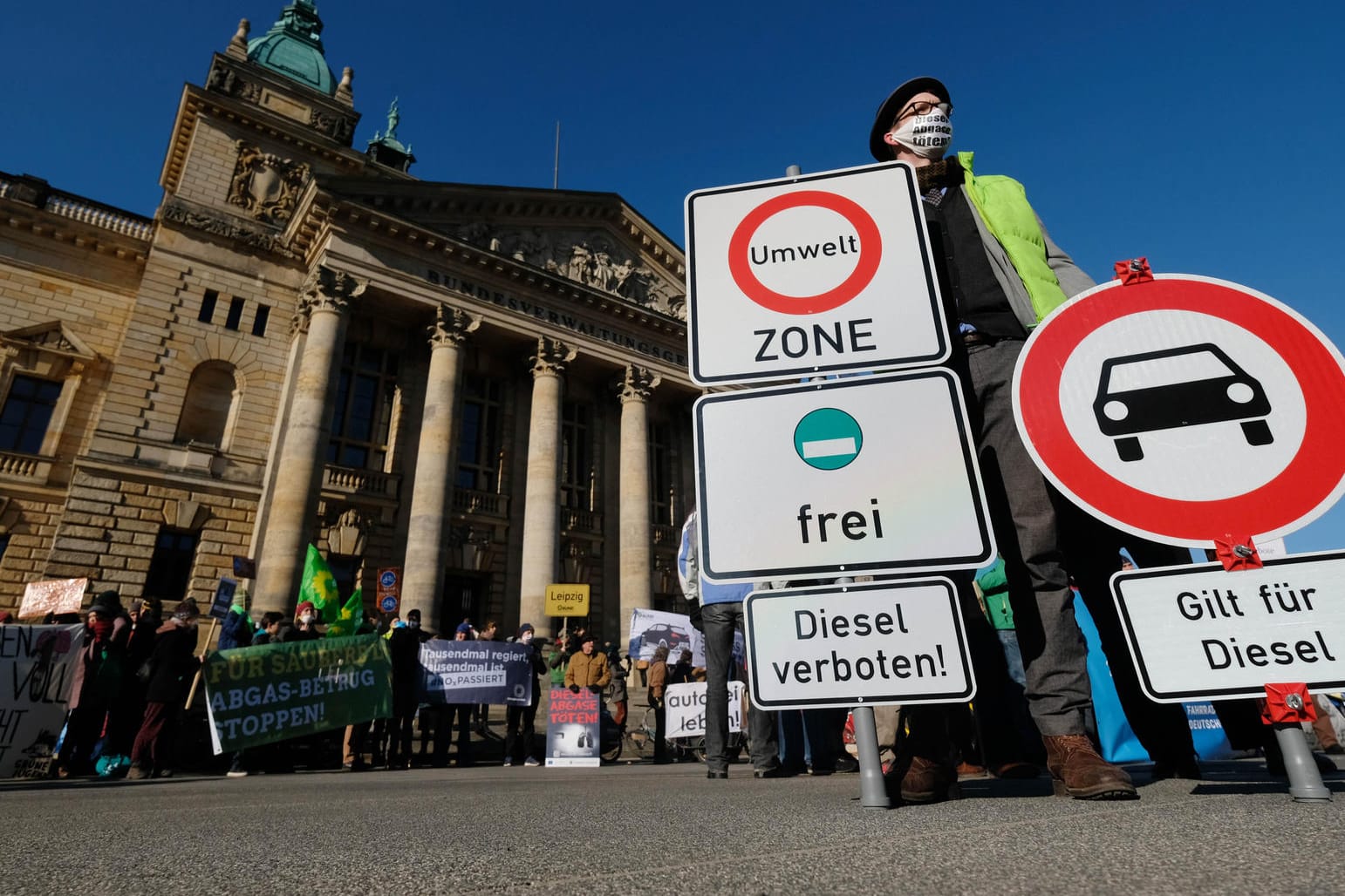 Umweltaktivisten vor dem Bundesverwaltungsgericht: Die Demonstranten fordern Dieselfahrverbote in Städten mit hoher Luftbelastung.