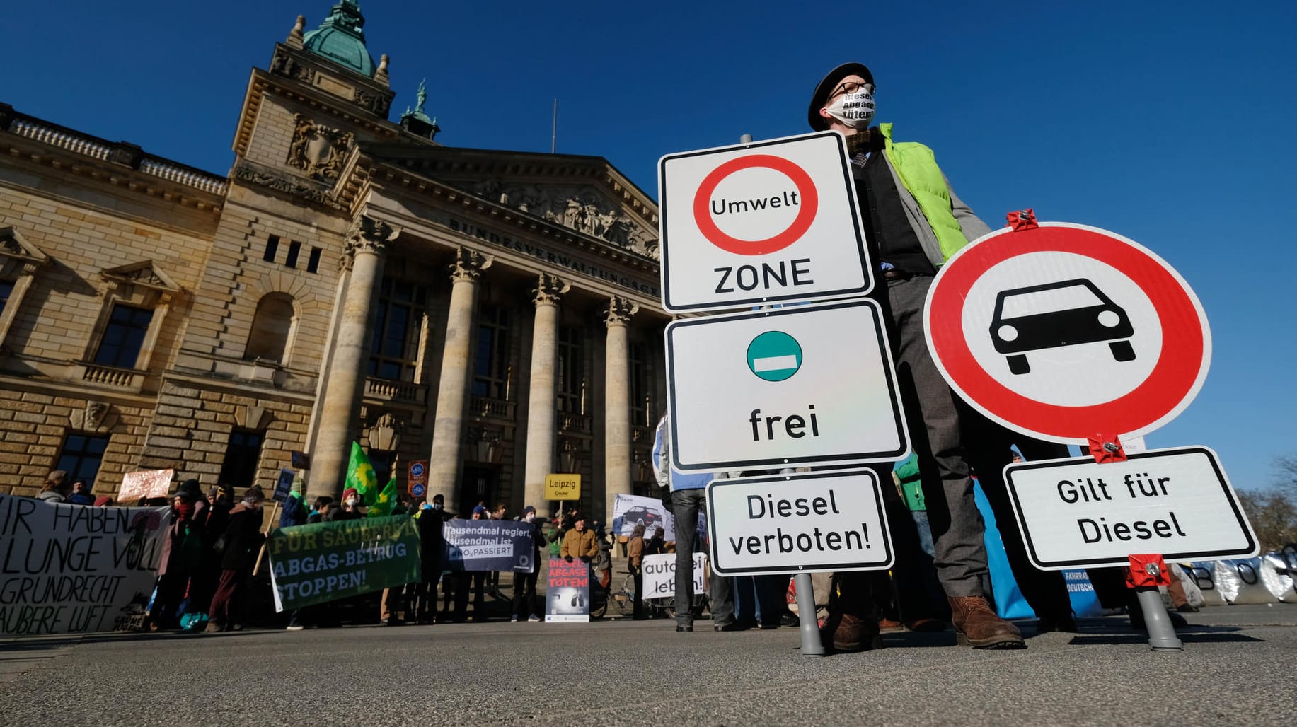 Umweltaktivisten vor dem Bundesverwaltungsgericht: Die Demonstranten fordern Dieselfahrverbote in Städten mit hoher Luftbelastung.