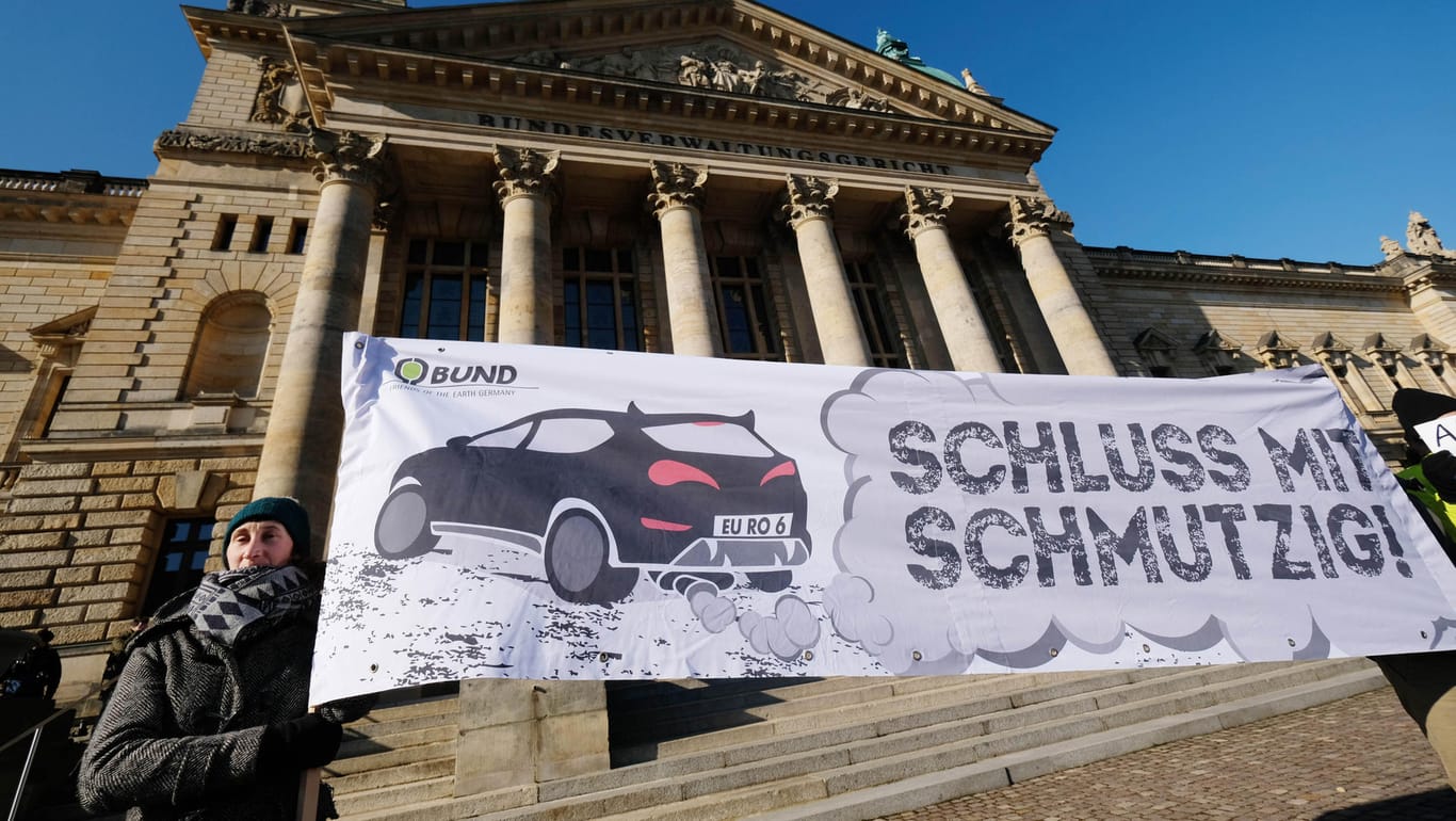 Umweltaktivisten vor dem Bundesverwaltungsgericht: Das Gericht hat darüber verhandelt, ob Fahrverbote für Dieselfahrzeuge in besonders belasteten deutschen Städten ein rechtlich zulässiges Mittel sind.