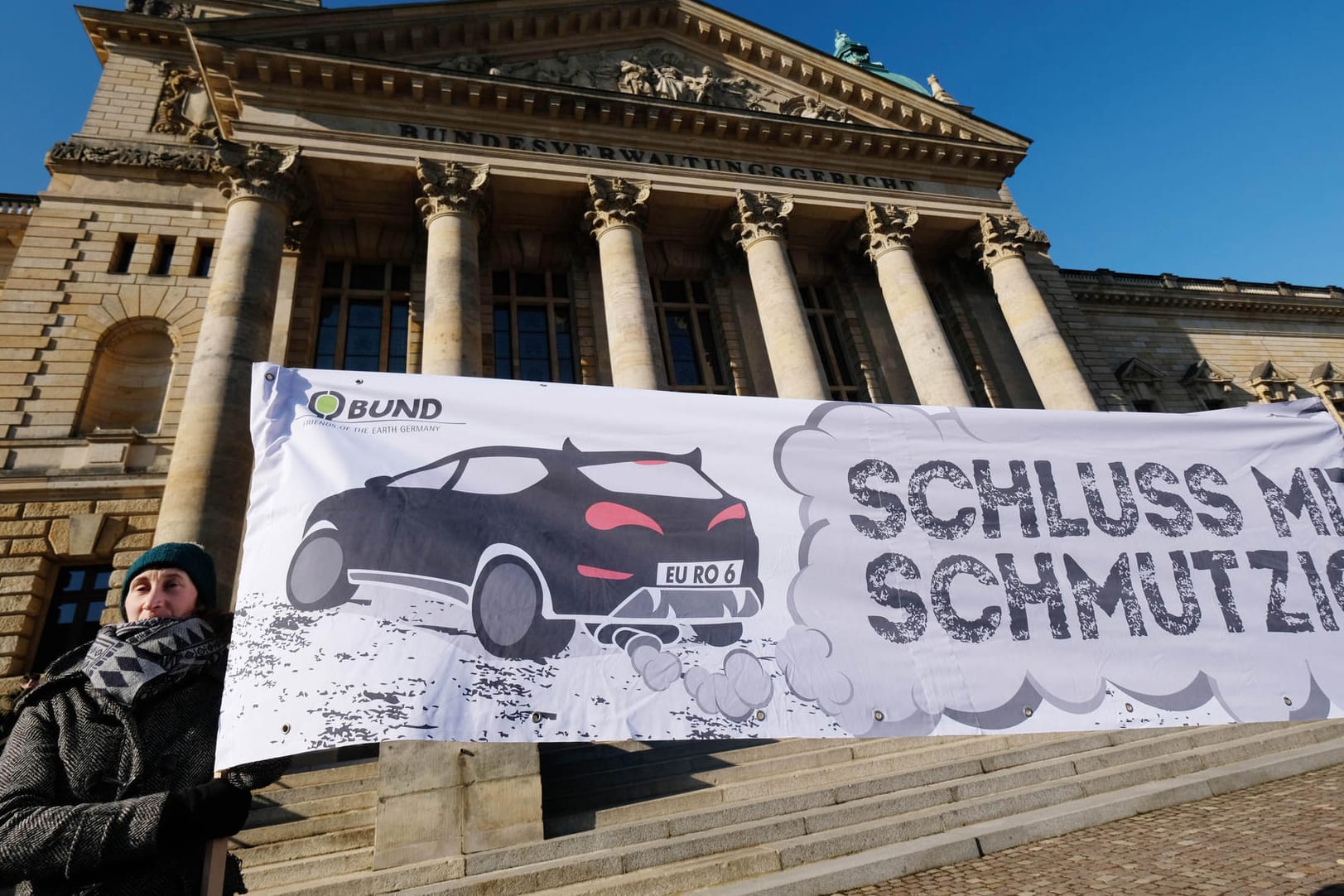 Umweltaktivisten vor dem Bundesverwaltungsgericht: Das Gericht hat darüber verhandelt, ob Fahrverbote für Dieselfahrzeuge in besonders belasteten deutschen Städten ein rechtlich zulässiges Mittel sind.
