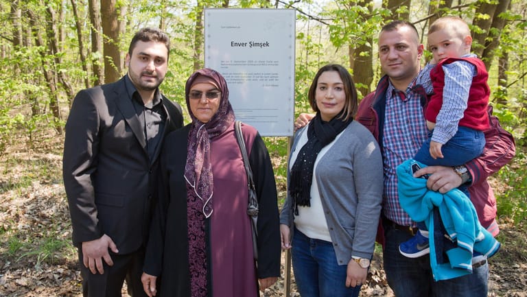 Erinnerung am Tatort: Abdulkerim Şimşek mit seiner Mutter Adile, seiner Schwester Semiya und ihrem Mann Fatih, der den gemeinsamen Sohn auf dem Arm hat.