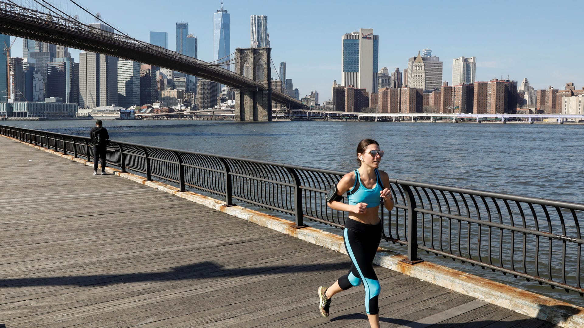 Joggerin in New York: Dort wurde gestern ein Temperaturrekord geknackt. Joggerin in New York: Dort wurde gestern ein Temperaturrekord geknackt.