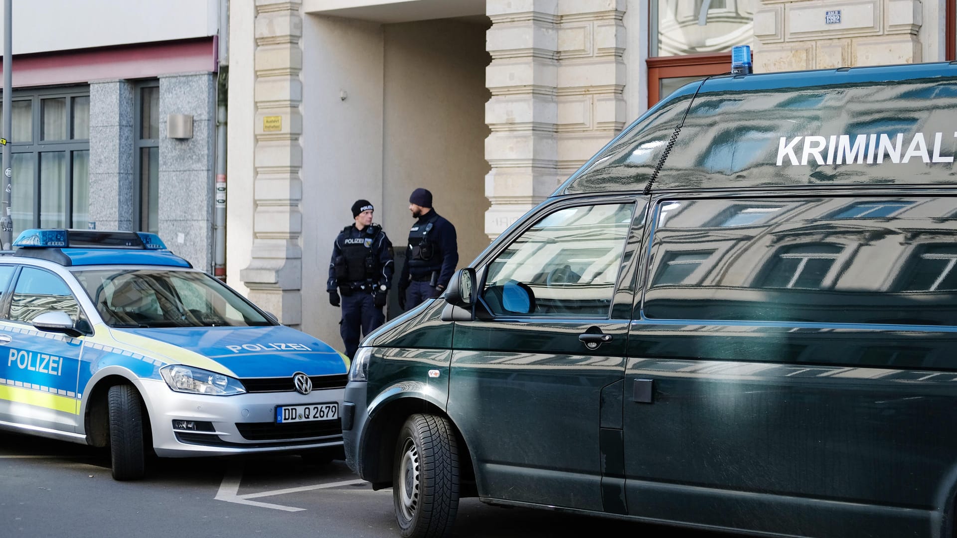 Polizisten stehen vor einem Wohnhaus im Leipziger Waldstraßenviertel. Bei dem Einsatz geht es laut Medienberichten um ein totes Baby, dass in einer Mülltonne gefunden wurde.