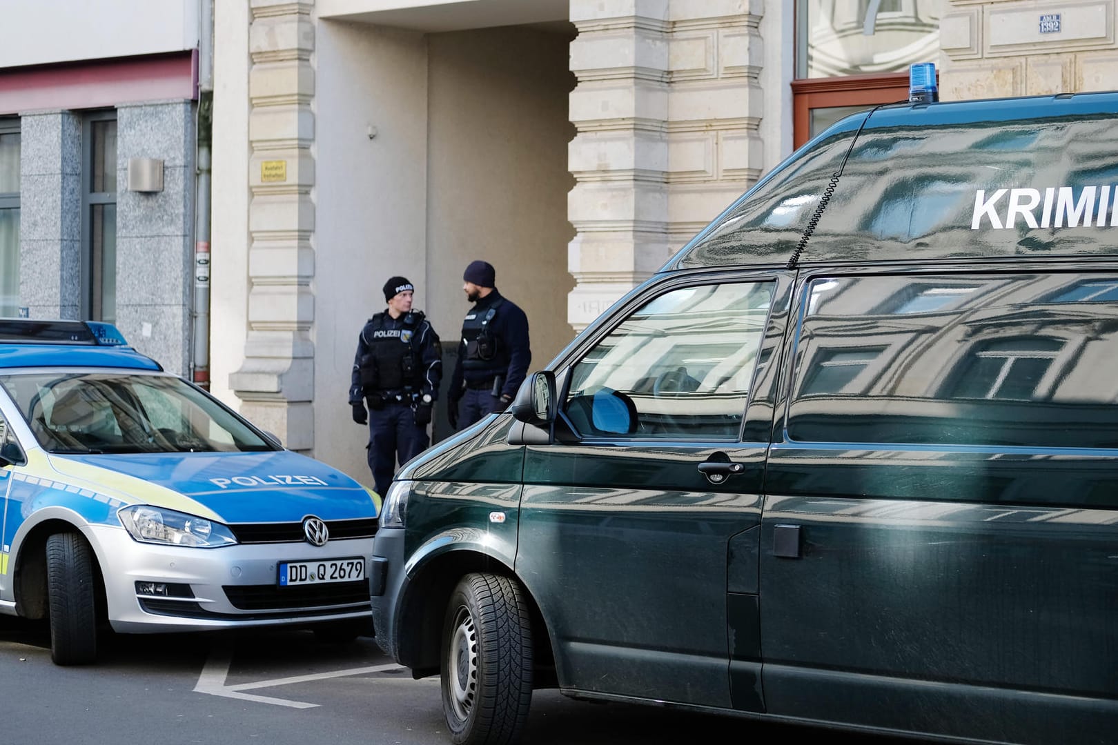 Polizisten stehen vor einem Wohnhaus im Leipziger Waldstraßenviertel. Bei dem Einsatz geht es laut Medienberichten um ein totes Baby, dass in einer Mülltonne gefunden wurde.