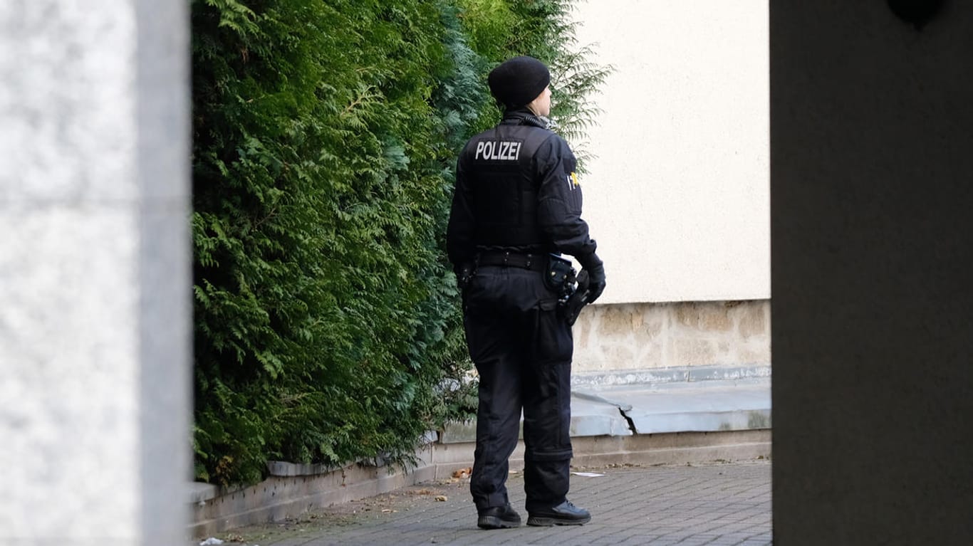 Eine Polizistin geht über den Hof eines Wohnhauses im Waldstraßenviertel. Laut Medienberichten wurde auf diesem Hinterhof eine Baby-Leiche entdeckt.