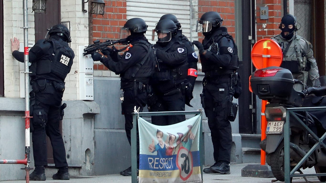 Belgische Spezialkräfte in Brüssel: Ein bewaffneter Mann soll sich in einem Haus verschanzt haben.