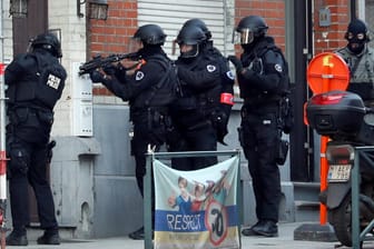 Belgische Spezialkräfte in Brüssel: Ein bewaffneter Mann soll sich in einem Haus verschanzt haben.