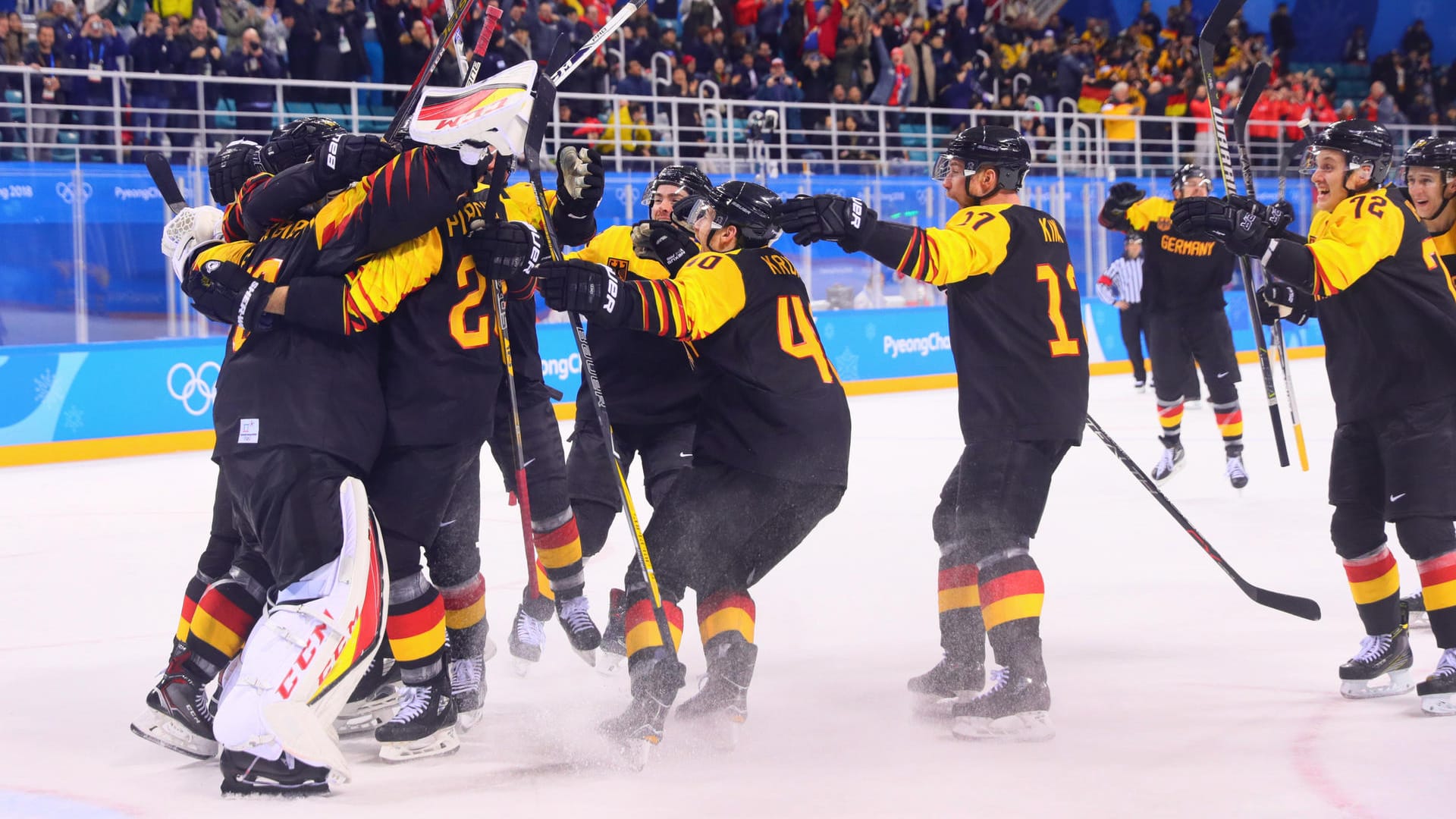 Das deutsche Eishockeyteam bejubelt den Viertelfinalsieg gegen Schweden. Das deutsche Eishockeyteam bejubelt den Viertelfinalsieg gegen Schweden.
