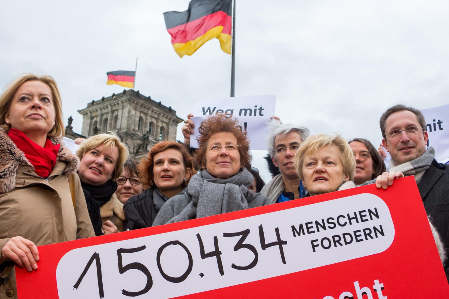 Die Ärztin Kristina Hänel (m) mit Unterstützerinnen: Das Urteil gegen sie hat die politische Debatte ausgelöst.