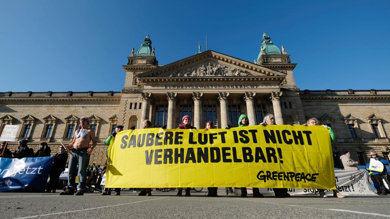 Umweltaktivisten stehen mit Schildern vor dem Bundesverwaltungsgericht in Leipzig: Dort wird demnächst ein wegweisendes Urteil für Dieselfahrer fallen.