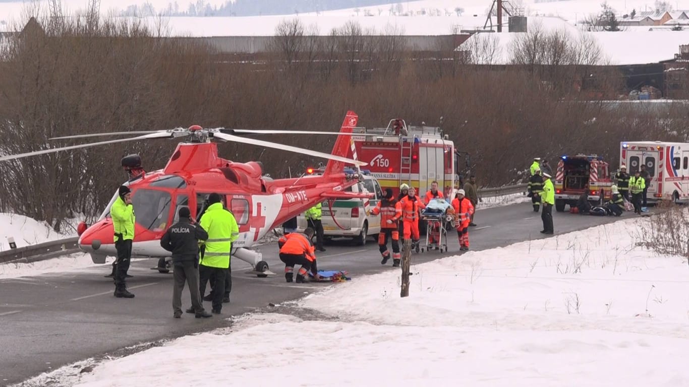 Rettungskräfte am Unfallort: Zwölf Kinder sind in der Slowakei bei einem Autounfall verletzt worden.